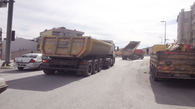 Sultangazi’de bir kamyon elektrik tellerini kopardı