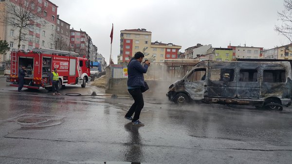 Sultangazi’de Seyir halindeki servis aracı yandı