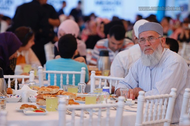 Sultangazi Belediyesi şehit aileleri ve gaziler için iftar programı düzenlediCmTIyKaWYAA3F7d