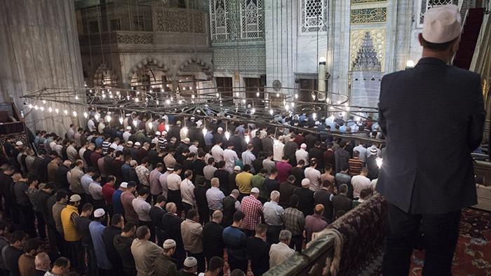 RAMAZAN AYI'NIN ILK TERAVIH NAMAZI SULTAN AHMET CAMII'INDE KILINIRKEN,SULTAN AHMET CAMII'NIN DOLUP TASDIGI GORULDU.FOTO:AKIN CELIKTAS/ISTANBUL,(DHA)