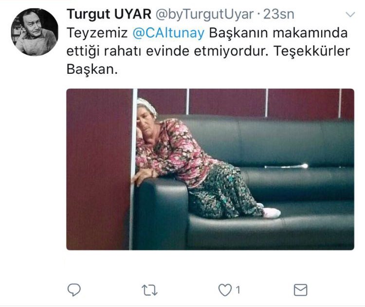 SULTANGAZİ BELEDİYE BAŞKANI CAHİT ALTUNAY’IN MAKAMINA GİDEN YAŞLI BİR KADIN, BEKLEME SIRASINDA AYAKKABILARINI ÇIKARIP KOLTUK ÜSTÜNDE UYUYAKALDI. TEYZENİN BU FOTOĞRAFI İSE SOSYAL MEDYADA GÜNÜN KONUSU OLDU. (İHA/İSTANBUL-İHA)