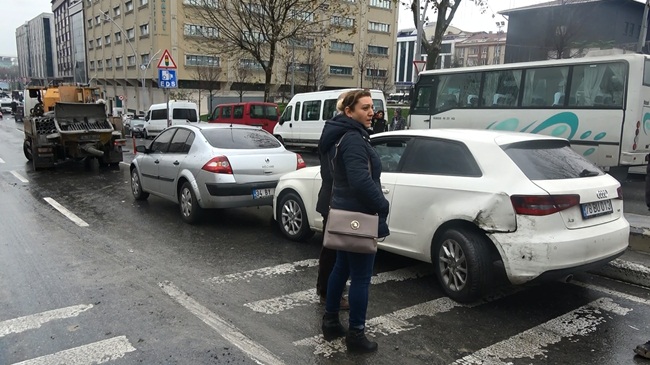 Yola akaryakıt aktı, zincirleme kaza oldu!