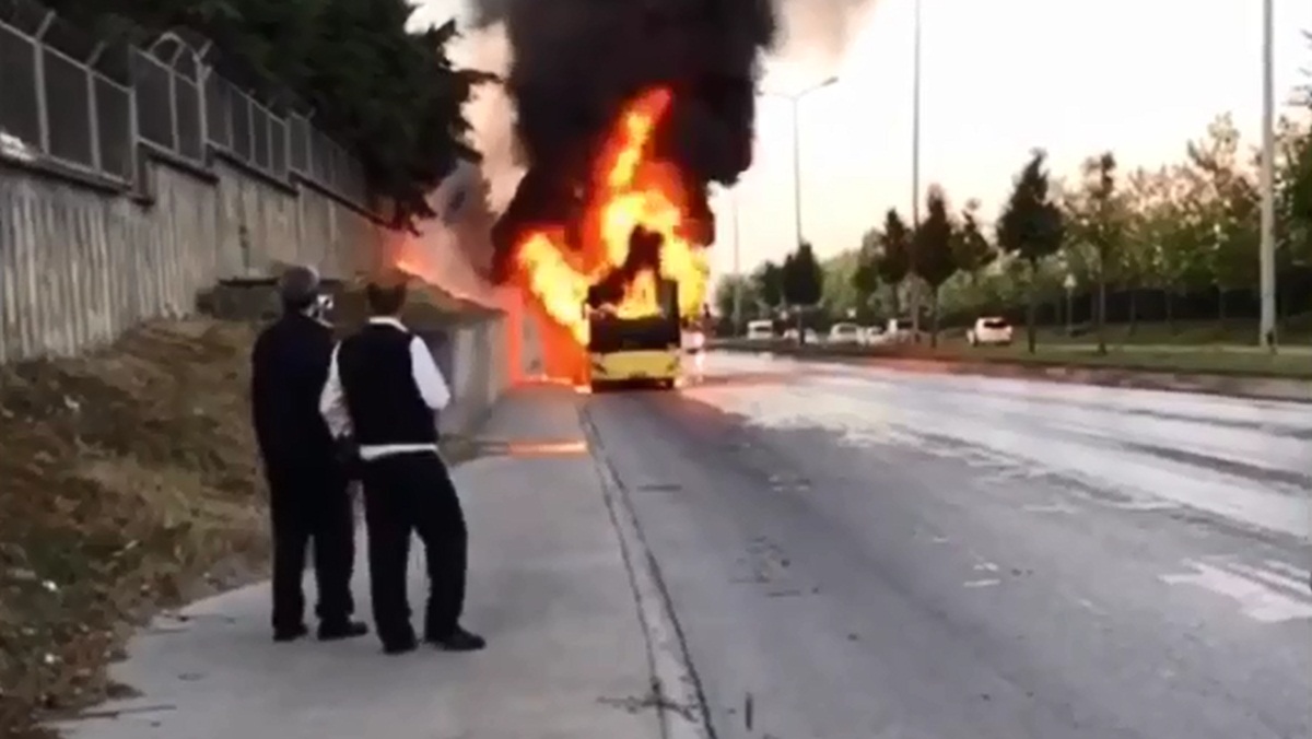 Sultangazi’de Otobüs Yangını