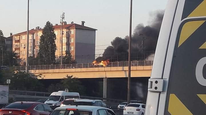 Sultangazi’de seyir halindeki otomobil alev alev yandı!