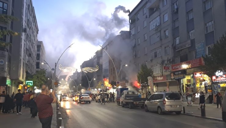 SULTANGAZİ’DE BACA YANGINI PANİĞE NEDEN OLDU