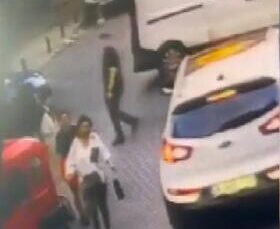 Gaziosmanpaşa’da caddede yürüyen kadının kaçırıldığı anlar kamerada