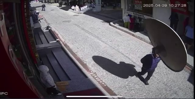 Sokakta yürürken üzerine çanak anten düştü; o anlar kamerada