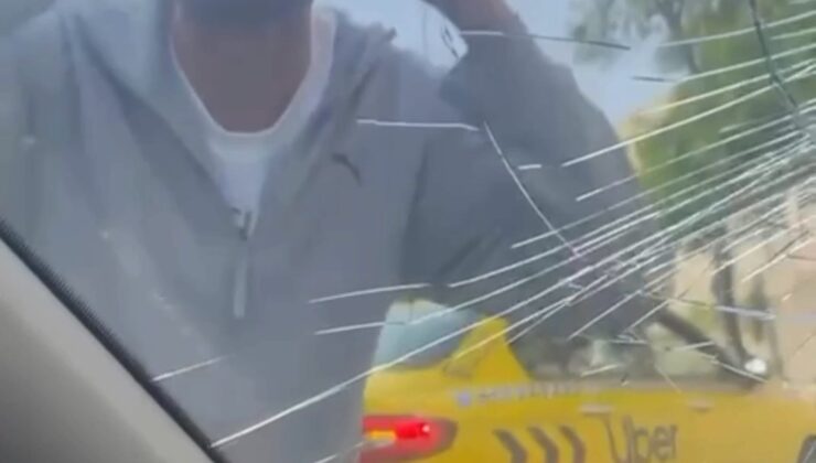 Taksici uygulama üzerinden çağırılan aracın önünü kesip camını kırdı