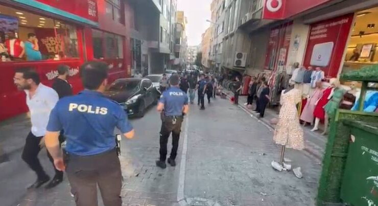 Sultangazi’de denetim yapan polis ekibine bıçak çeken şüpheli, kovalamaca sonrasında yakalandı