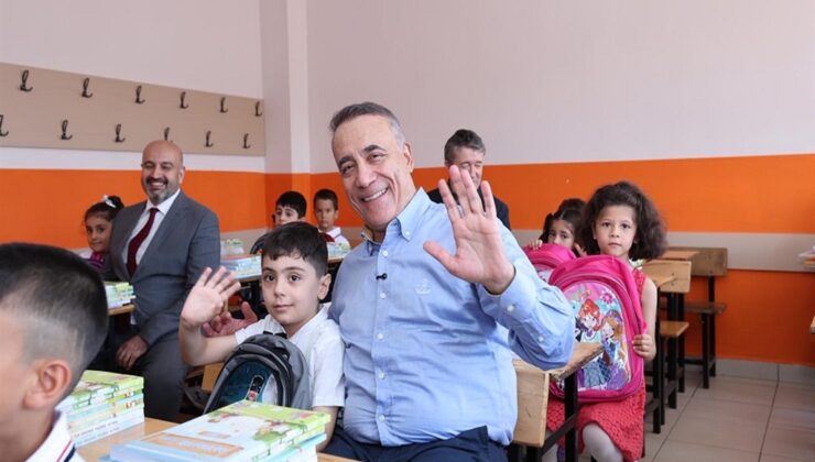 Sultangazi’de 1’inci sınıf öğrencilerine çanta ve kırtasiye seti dağıtıldı
